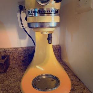 Beautiful canary yellow kitchen aid w.bowl&mixer